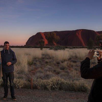 Highlights of Uluru Including Sunrise and Breakfast