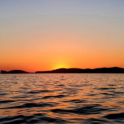 2-hour sunset tour by sailboat with aperitif.
