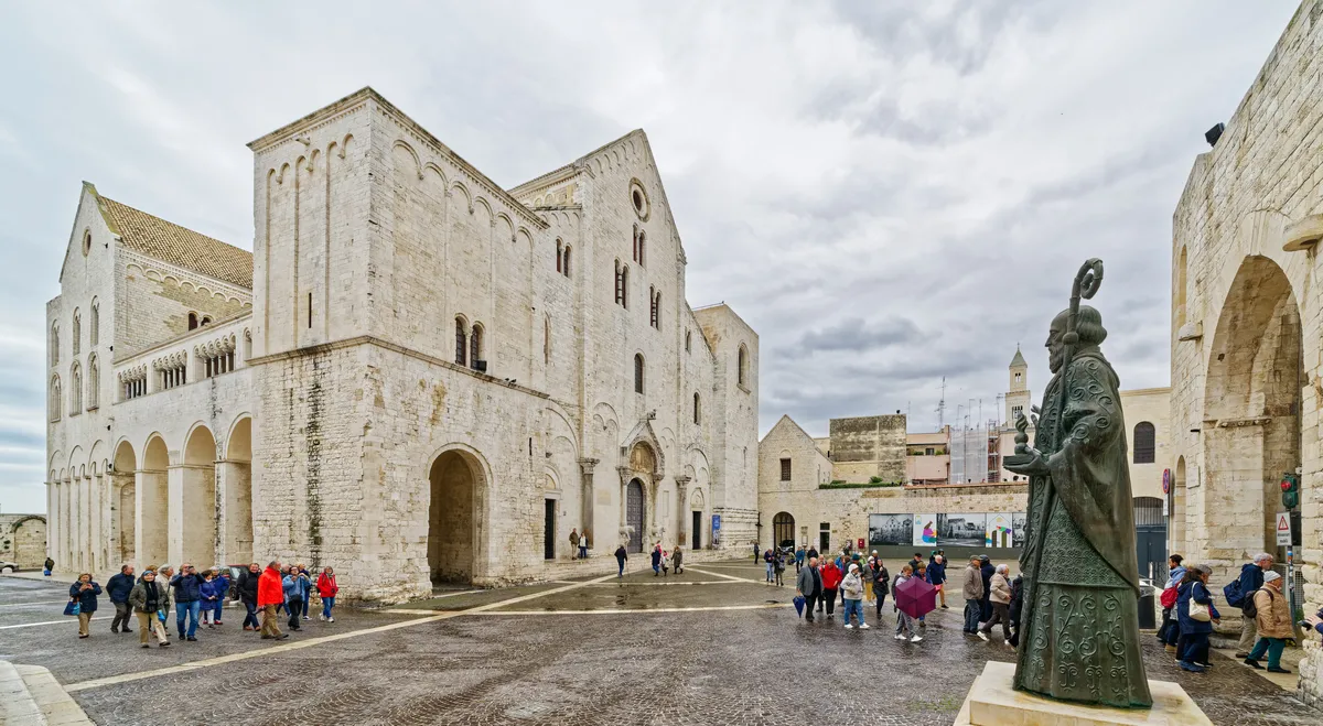 Bari 2-Hour Walking Tour with Pasta Experience and Wine Tasting