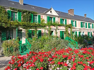 Giverny's House & Gardens and Versailles Palace Day Trip with Lunch from Paris
