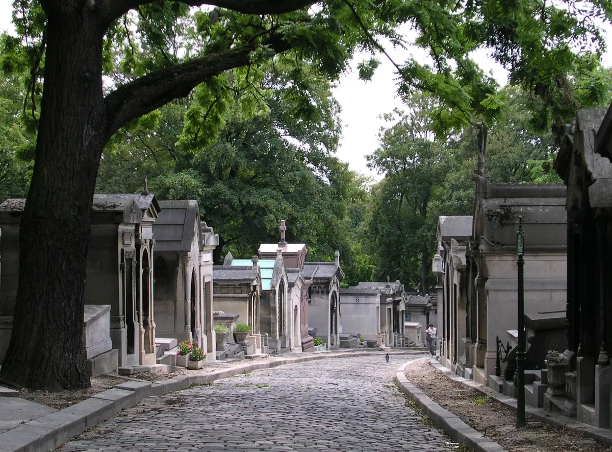Paris 2-Hour Guided Walking Tour of Haunted Père Lachaise Cemetery