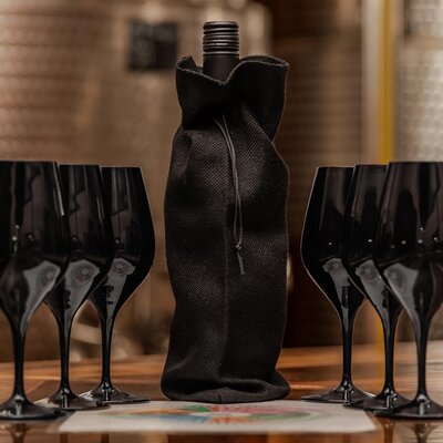 Between the Lines Black Glass Wine Tasting in Niagara-on-the-Lake