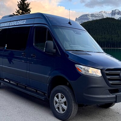 Calgary YYC Airport: Hassle-free Private Transfer to Lake Louise