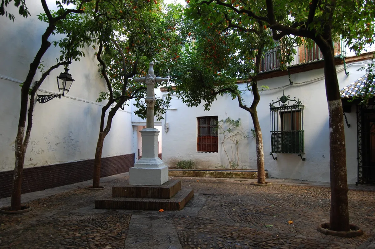 Seville Evening Historical Walking Tour of Santa Cruz with Haunted History