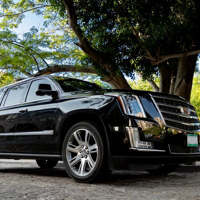 Private SUV Round-Trip from Airport to Four Seasons Resort Cabo