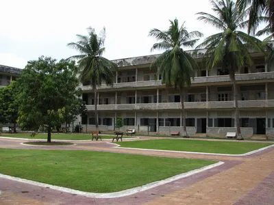 Phnom Penh Half-Day Bus Tour to Prison S21 and Killing Fields
