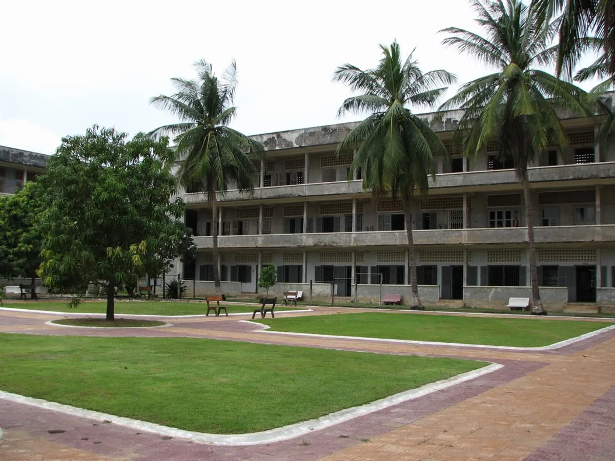 Phnom Penh Half-Day Bus Tour to Prison S21 and Killing Fields