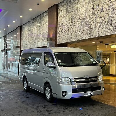 Private Mini Van Transfer From Auckland Airport to Auckland City