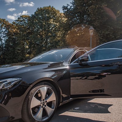 Private transfer from BRU Airport to Bruges with luxury limousine 3 pax