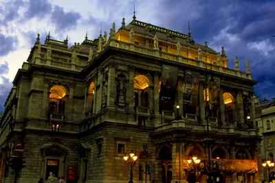 Budapest Small-Group Walking Tour with Strudel Stop and Buda Castle Views