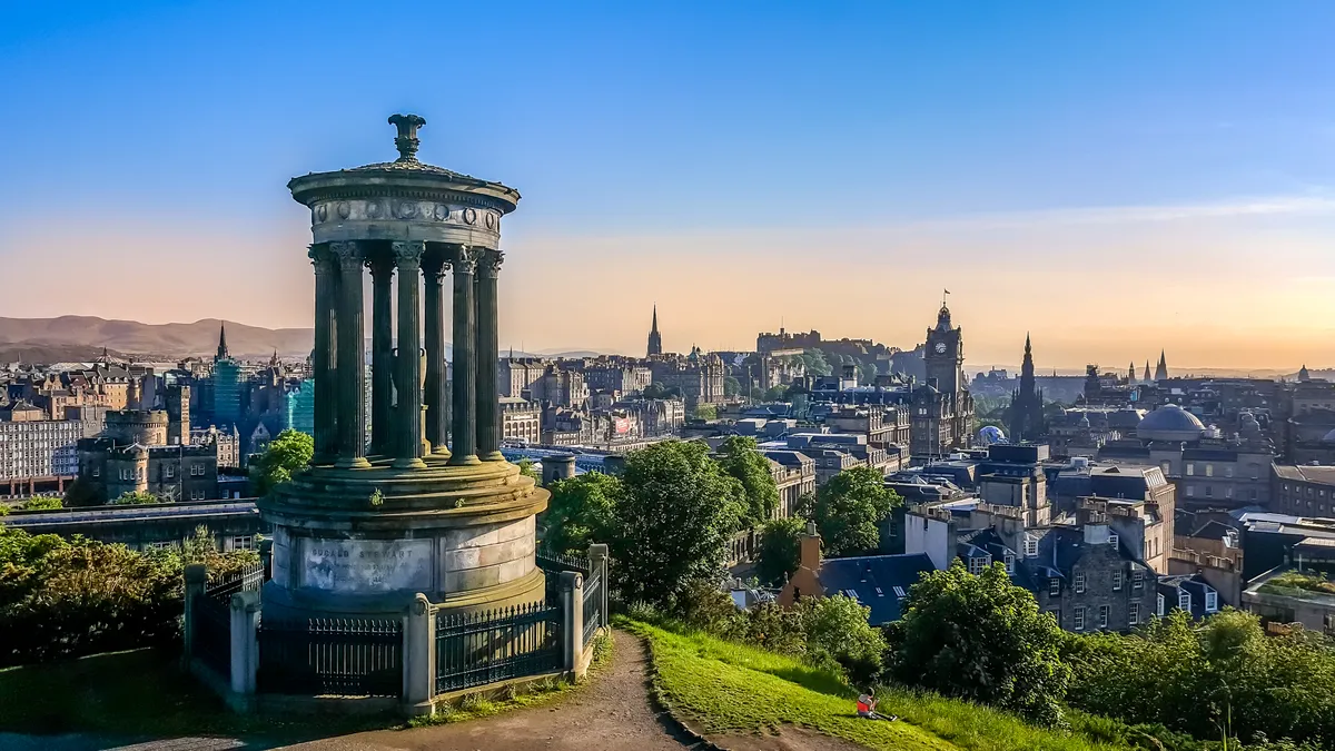 Edinburgh Castle Guided Walking Tour with Entry and Local Guide