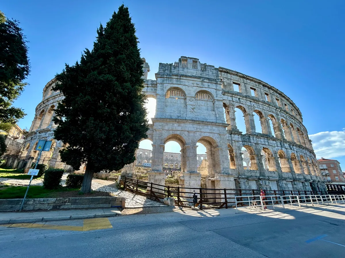 Pula 3-Hour Small-Group Bike Tour: Twin Gates, Sea Cave, Cliff Jumping