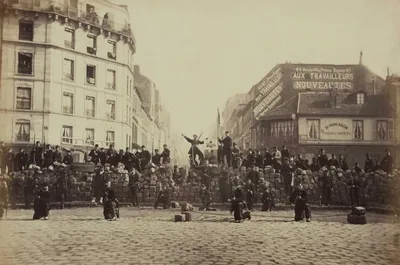 Marais Tour With a Local Exploring Historic Buildings, Jewish Quarter, and Food Shops in Paris