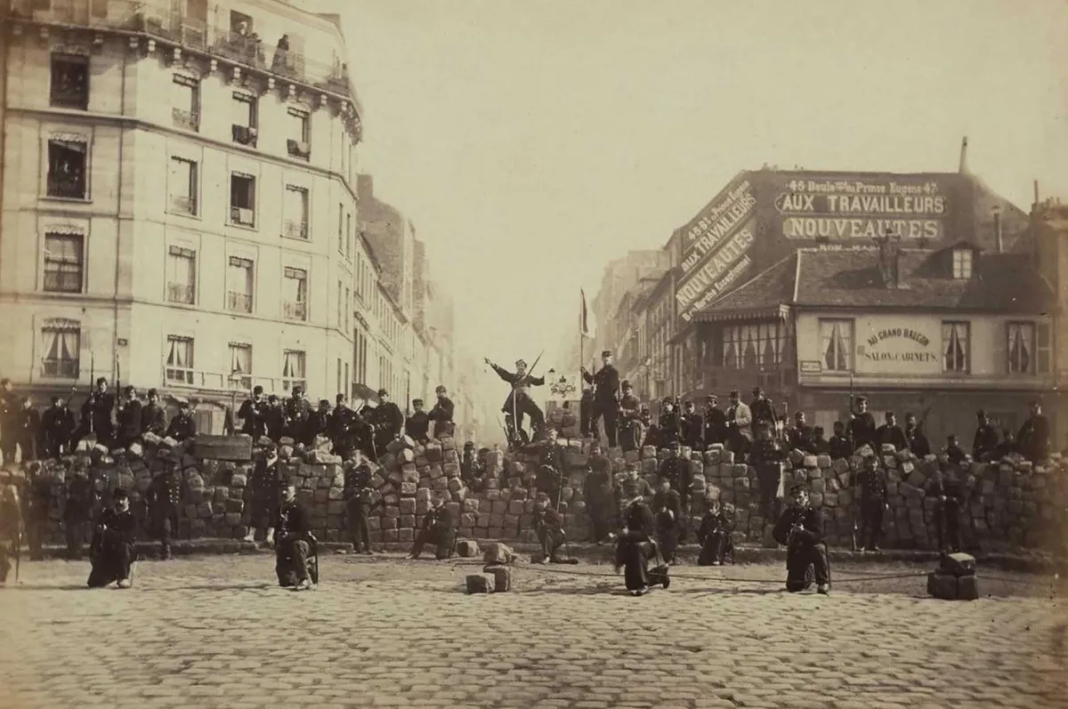 Marais Tour With a Local Exploring Historic Buildings, Jewish Quarter, and Food Shops in Paris