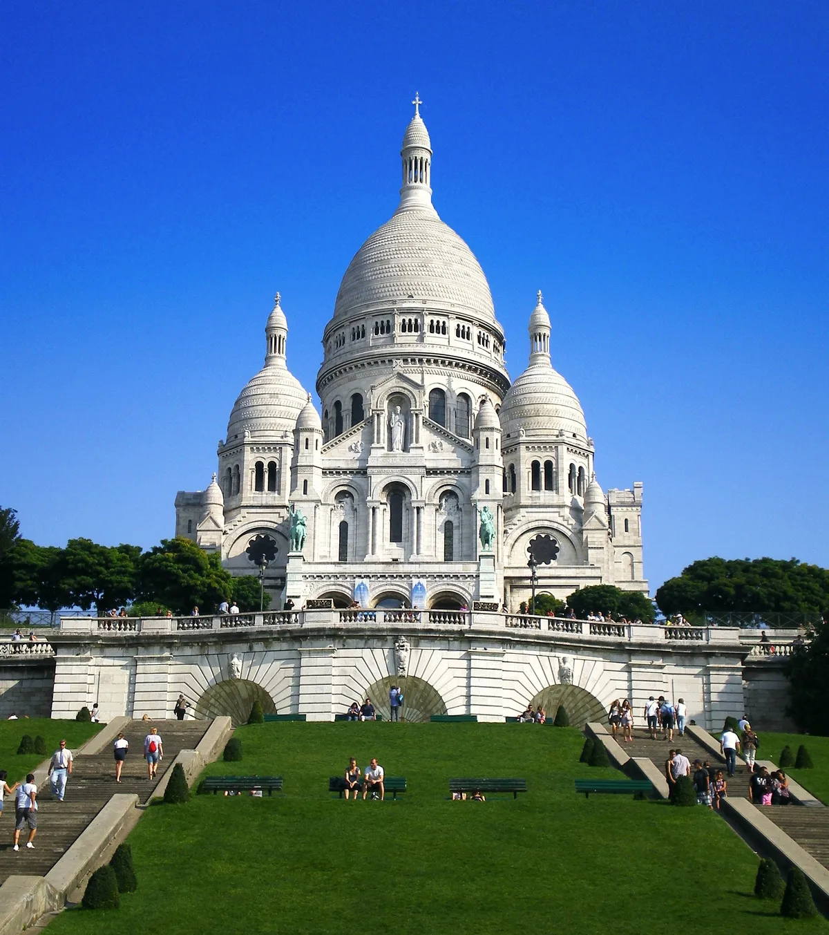 Montmartre Private Food Tour in Paris with Cheese, Wine, Pastries and More