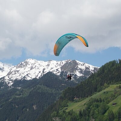 Paragliding experience in Fulpmes in the Stubai Valley
