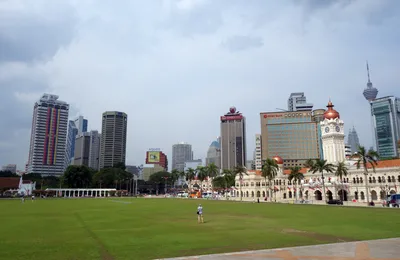 Kuala Lumpur Classic 4-Hour Cycling Tour with Lunch and Local Market Visit