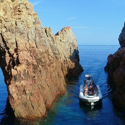 Getaway to the Calanques of Piana de Cargèse in a small group