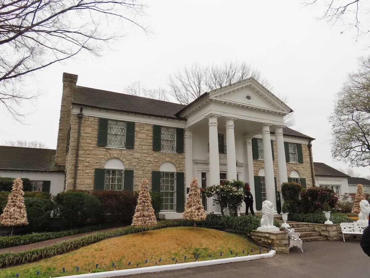 Elvis Presley's Childhood Home Sightseeing Day Trip from Memphis to Tupelo
