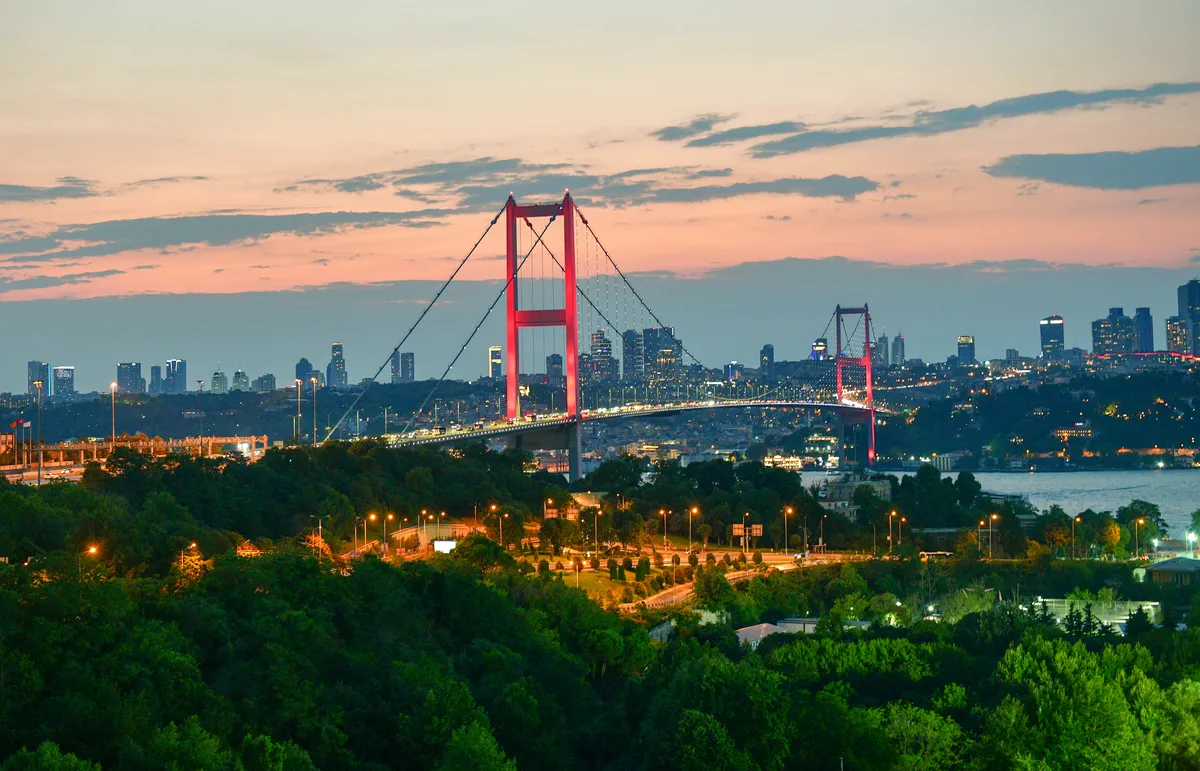 Istanbul Luxury Sunset Yacht Cruise on the Bosphorus - Refresh and Relax with Snacks and Drinks