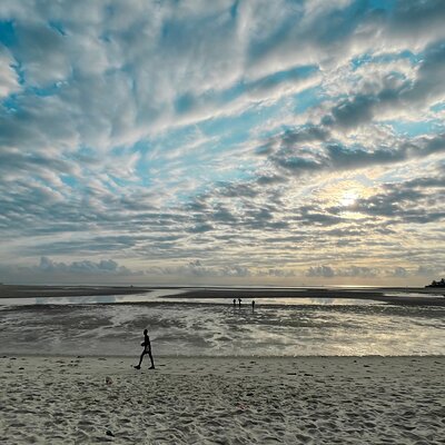 Sunrise Beach Walk with Picnic Breakfast Activity