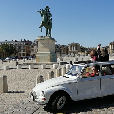 Private 1 hour tour of Versailles in a Vintage Car (2CV)