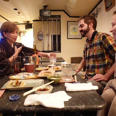 3 Hours Private Food and Walking Tour to Snack Bar in Nakasu