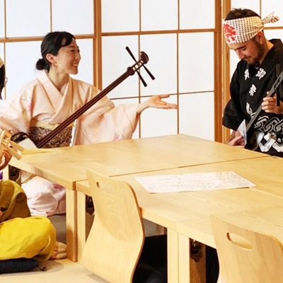 Easy for everyone! Now you can play handmade mini shamisen and show off to everyone! Musical instruments, sweets and live music