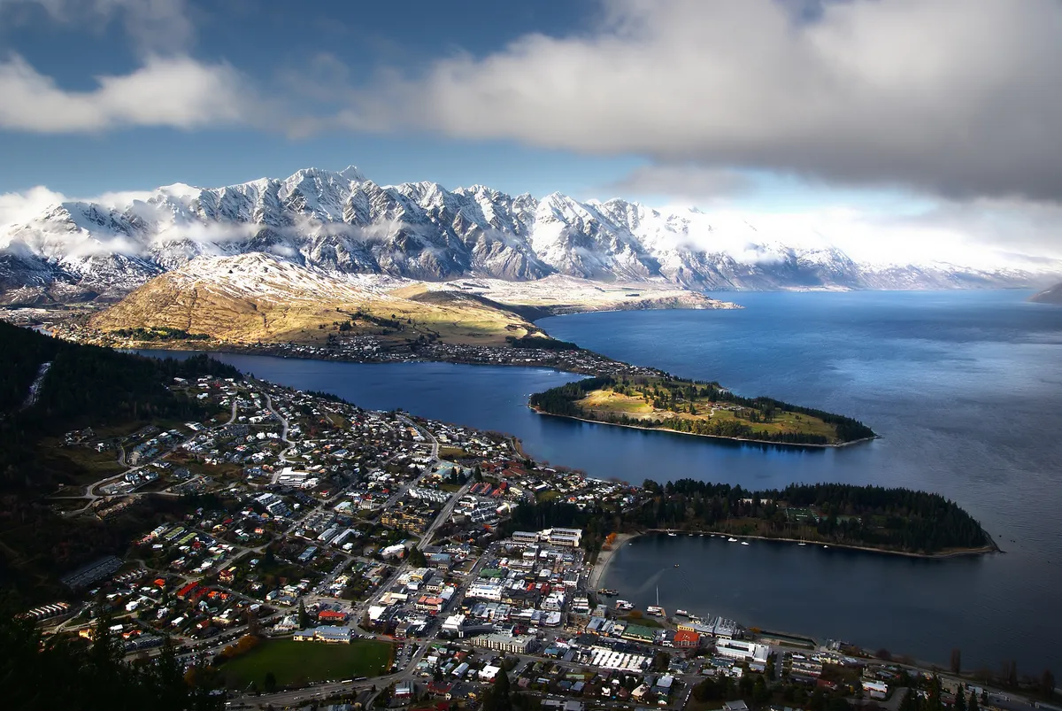 Queenstown Classic Wine Tour: 3 Winery Tastings, Cheese, and Cave Tour