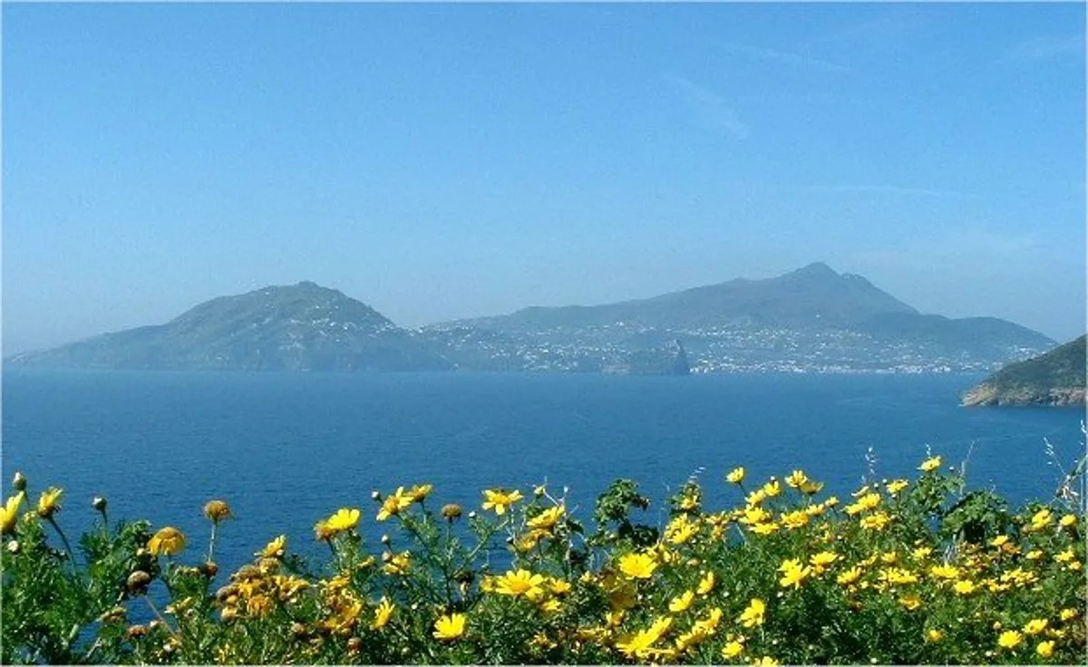 Isola d'Ischia 7-Hour Schooner Tour with Lunch and Snorkeling
