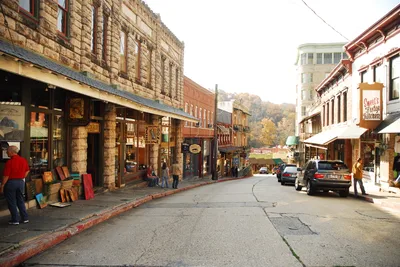 Eureka Rocket: Eureka Springs City Tour by Golf Cart including Downtown Springs