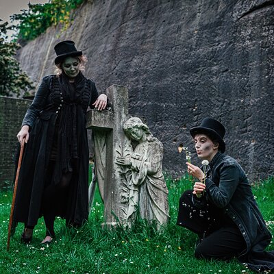 St James' Secret Garden Cemetery Tour in Liverpool