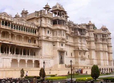 Udaipur Full-Day Private Guided Sightseeing Tour with City Palace, Jagdish Temple, Lake Pichola Boat Ride, and Jagmandir