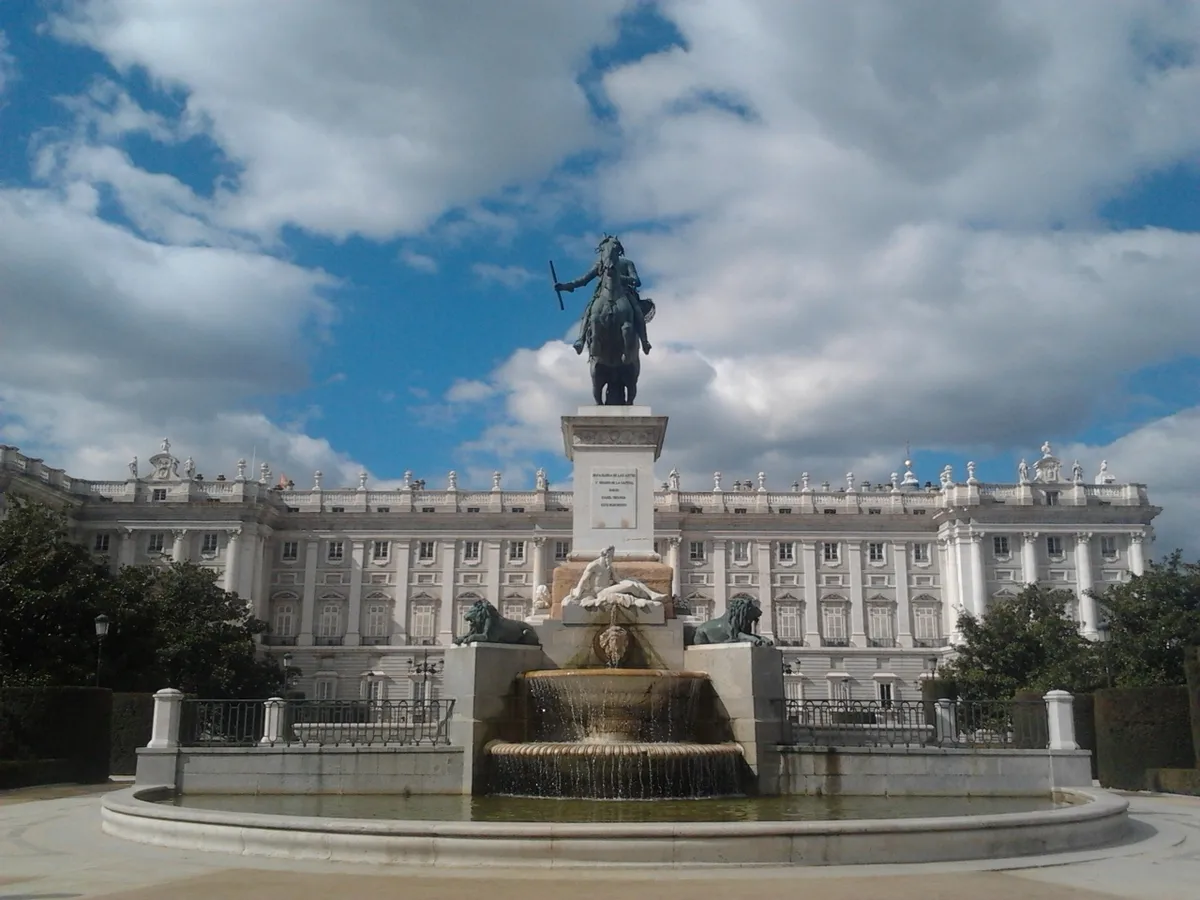 Historic Madrid Walking Tour with Virtual Reality Glasses and Official Guide