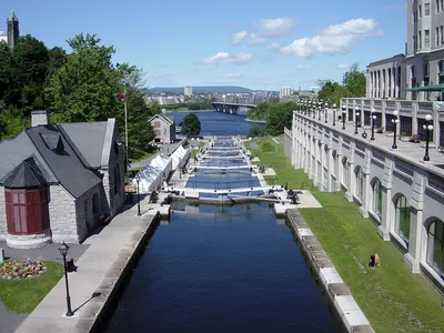 Ottawa Land and Water Amphibious Vehicle Tour with Rideau Canal, Parliament Hill and Gatineau Park