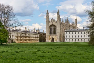 Cambridge Alumni Walking and Chauffeured Punting Tour with King's College Chapel Option
