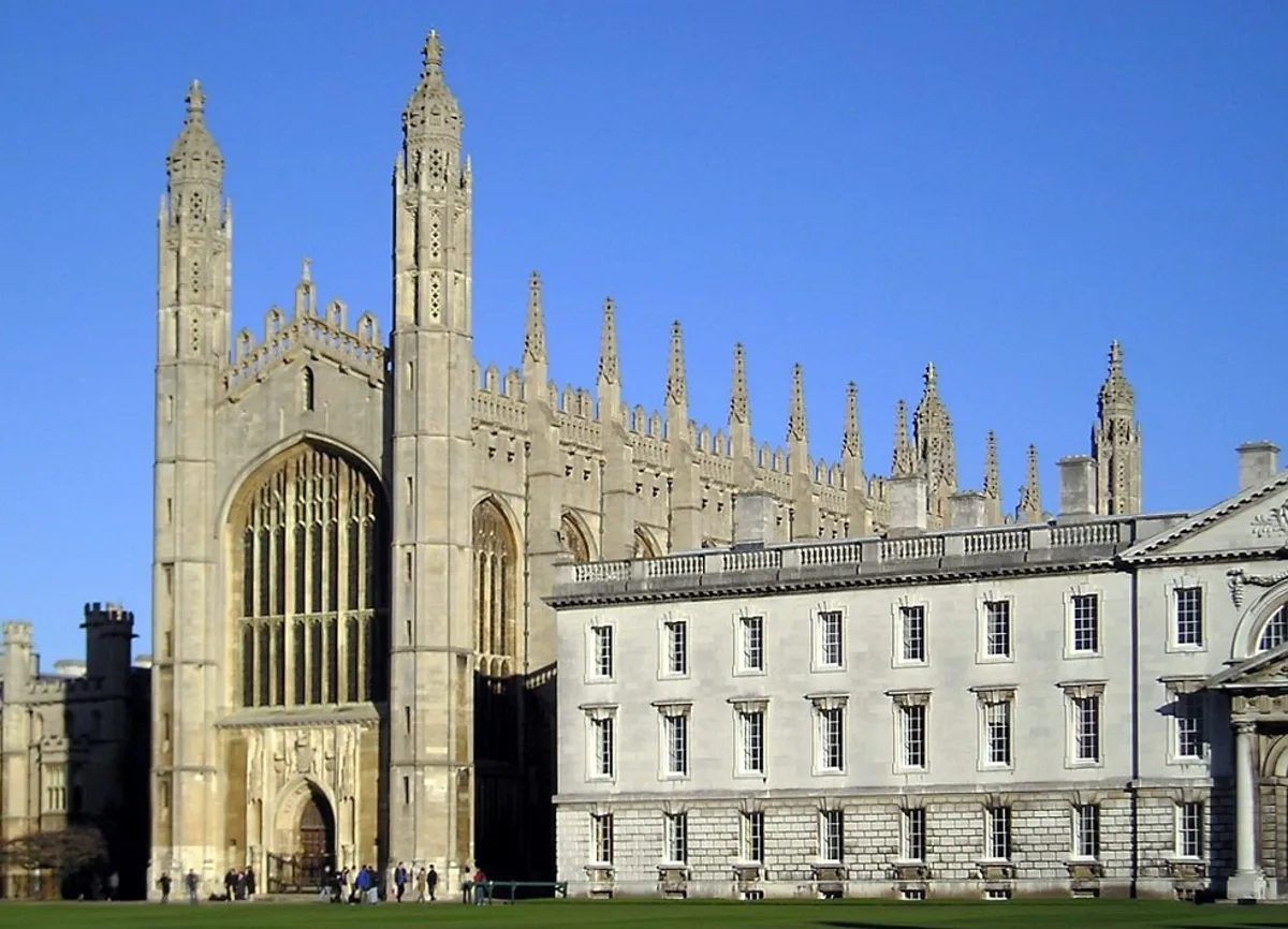 Cambridge Private Punting Tour of The Backs with King's College Chapel and Bridge of Sighs
