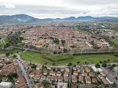 Lucca 3-Hour Bikes and Bites Tour with Brunch and Food Tastings for Small Groups or Private
