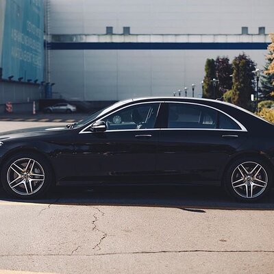 Arrival Private Transfer from Airport CHC to Christchurch in Business Car