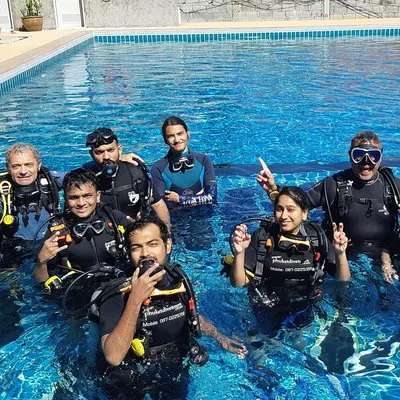 Scuba diving Pool lesson for beginners (1 hour )