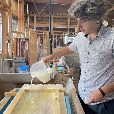 Make traditional Tosa washi paper using a recycling technique