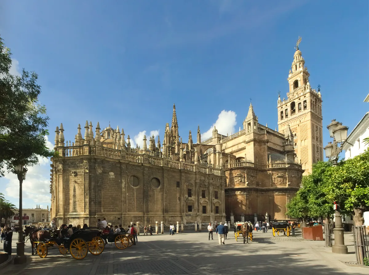 Seville Hop-On Hop-Off Tourist Bus with Discounts and 2 Free Walking Tours