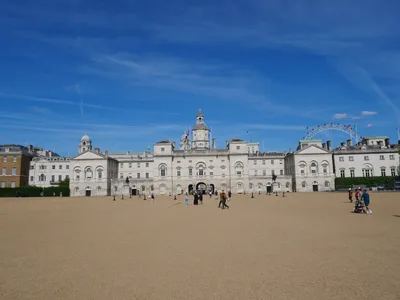 Changing of the Guard Walking Tour and Buckingham Palace in London