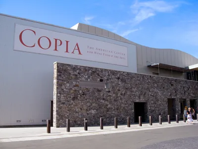 Napa Valley Wine Trolley Classic Tour with Lunch and Winery Visits
