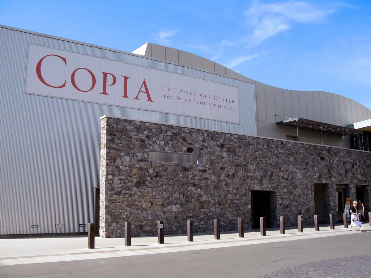 Napa Valley Wine Trolley Classic Tour with Lunch and Winery Visits