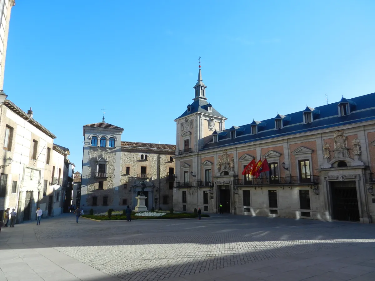 Madrid Night Tapas Crawl with Local Drinks and Historic Stops