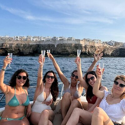 Group boat ride in Polignano between caves, swimming and aperitif