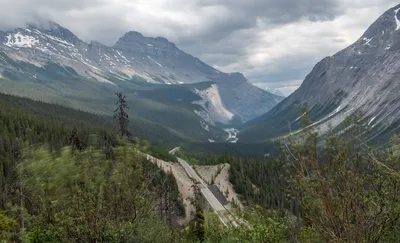 Mountain Lakes and Waterfalls 9.5-Hour Coach Tour from Banff