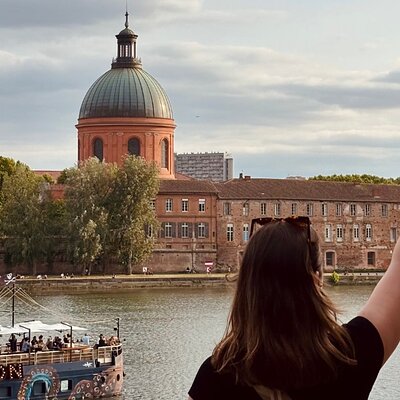 Paper chase in the historic center of Toulouse