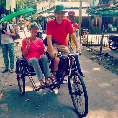 Morning Eat, Walk & Ride Tour